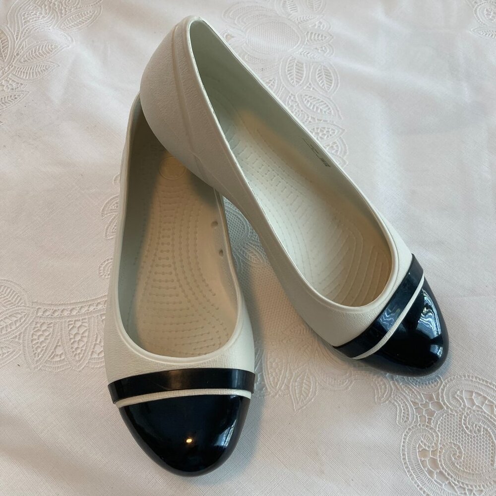 Women's CROCS Cap Toe Ballet Flats Shoe in Cream with Black Size 9